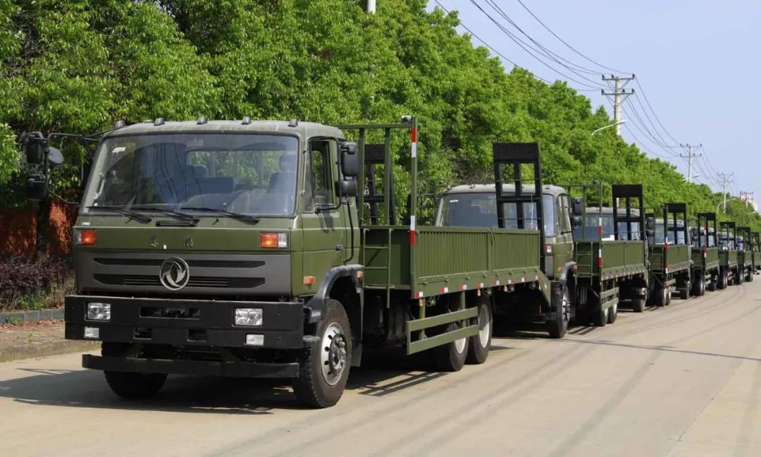 程力軍品再次引發(fā)行業(yè)風(fēng)暴 程力一體化智能控制壓縮垃圾車受到部隊首長好評