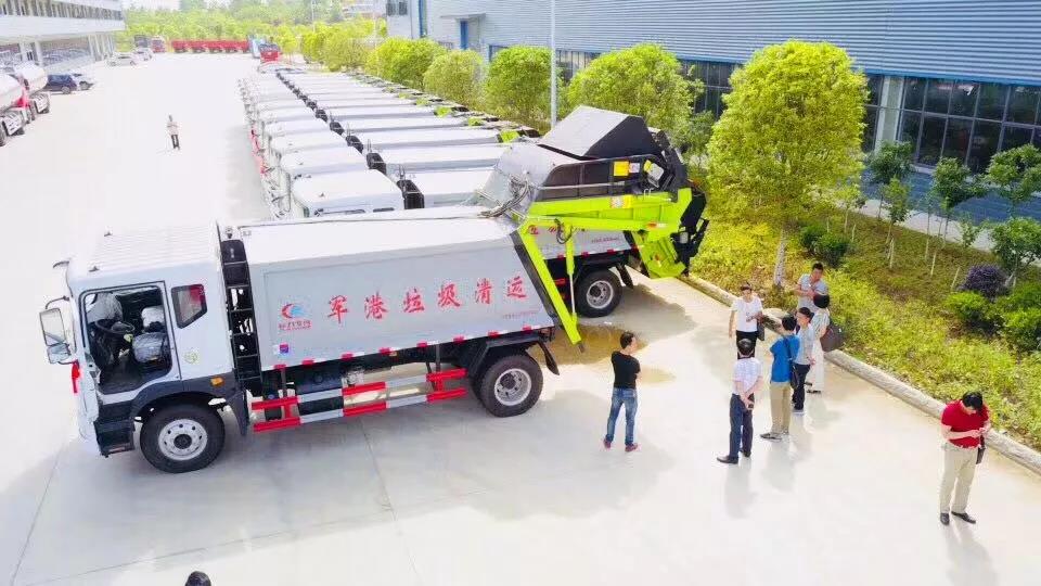 程力軍品再次引發(fā)行業(yè)風(fēng)暴 程力一體化智能控制壓縮垃圾車受到部隊首長好評